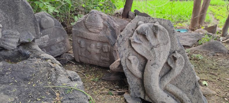 Mutilated parts of kūrmapīṭha (?), Gaṇeśa, nāga and two vīragaḷas.