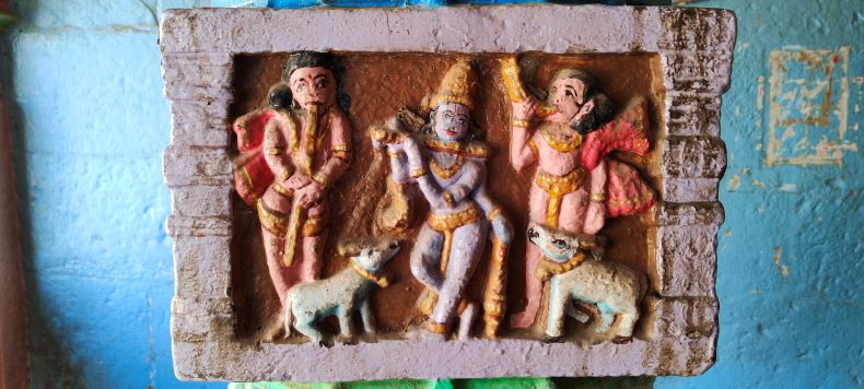 Kṛṣṇa in the form of Viṣṇu along with his cows