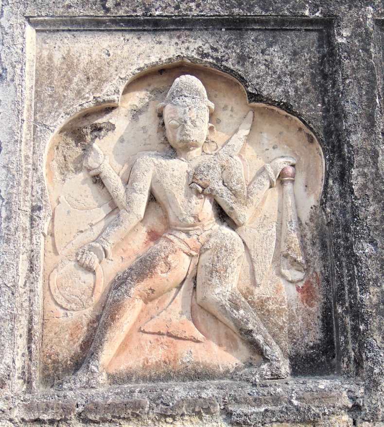 Marāṭhā period sculptures were made in stucco.