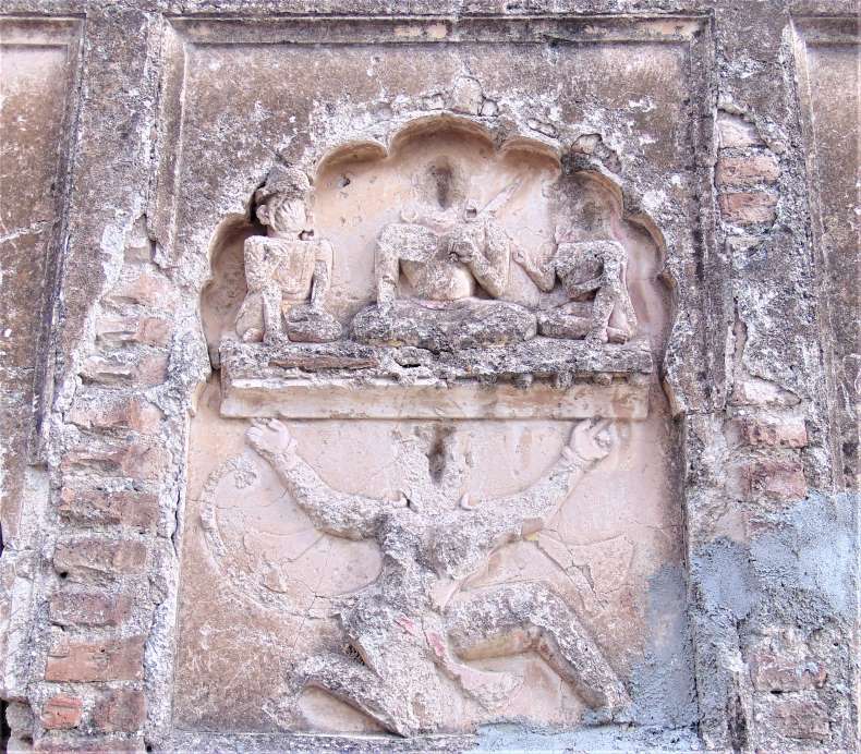Marāṭhā period sculptures made in stucco.