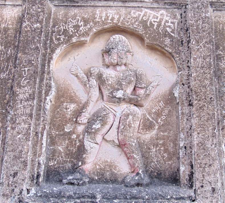Marāṭhā period sculptures made in stucco.