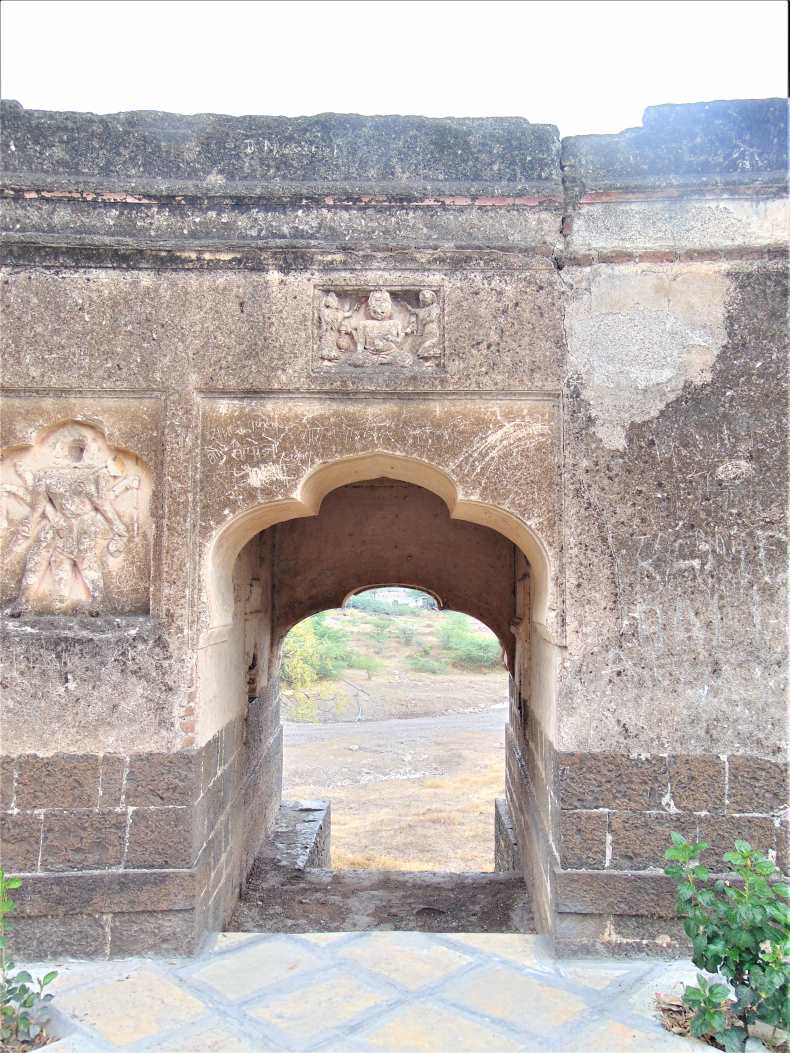 Marāṭhā period sculptures made in stucco.