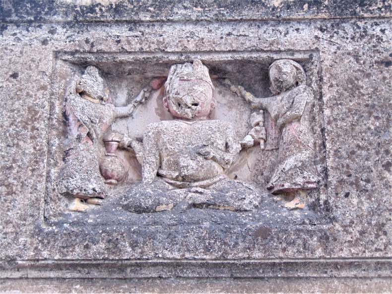 Marāṭhā period sculptures made in stucco.