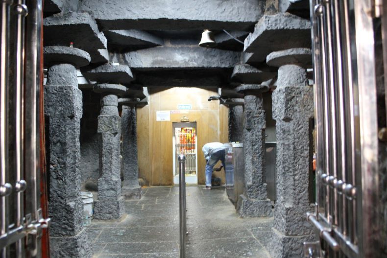 The gūḍhamaṇḍapa of the temple
