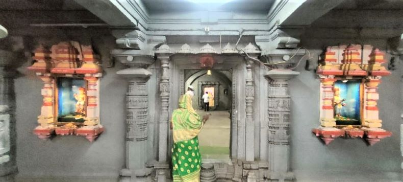 A doorway to the inner sabhāmaṇḍapa.