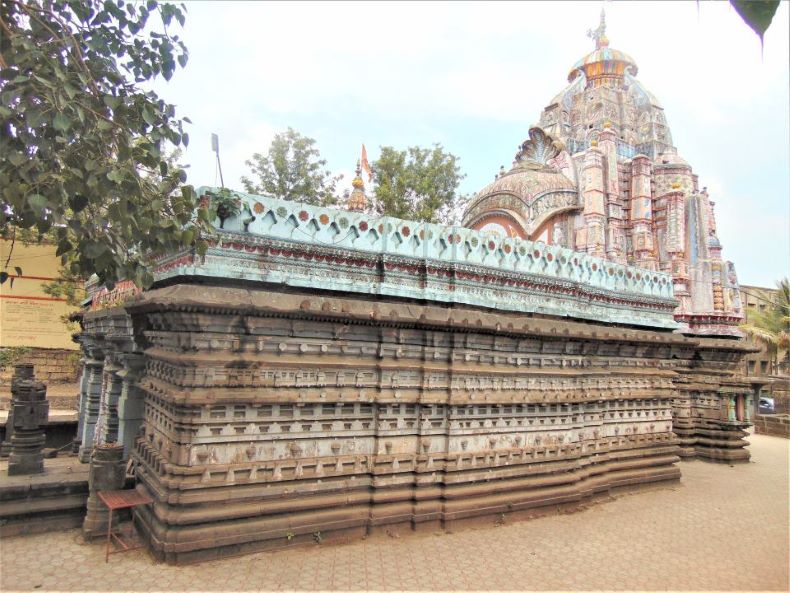 Another view of the Nārāyaṇeśvara temple.