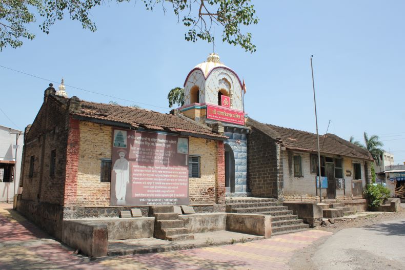 The main gate of the Māṇakeśvara Śivā temple