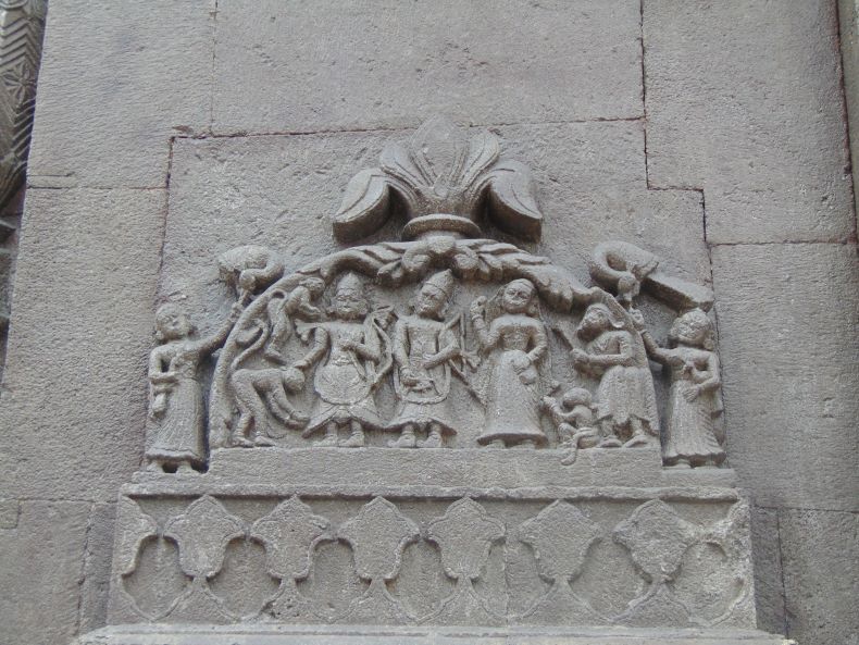 Rāma, Sītā, Lakṣmaṇa, Hanumāna, and a group of monkeys.