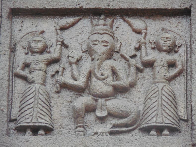 Gaṇapatī with Riddhī and Siddhī