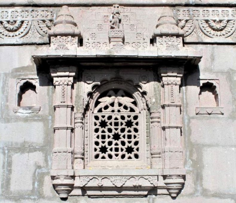 The latticed window at the back of the garbhagṛha.