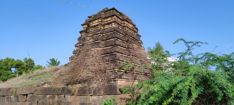 The elegant 'Phaṁsanā' style brick śikhara.