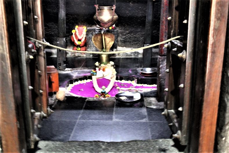 A Śiva liṅga in the main sanctum.