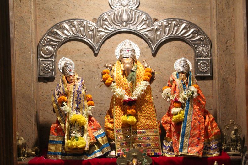 Brass idols of Gaṇeśa and Riddhi-Siddhi.