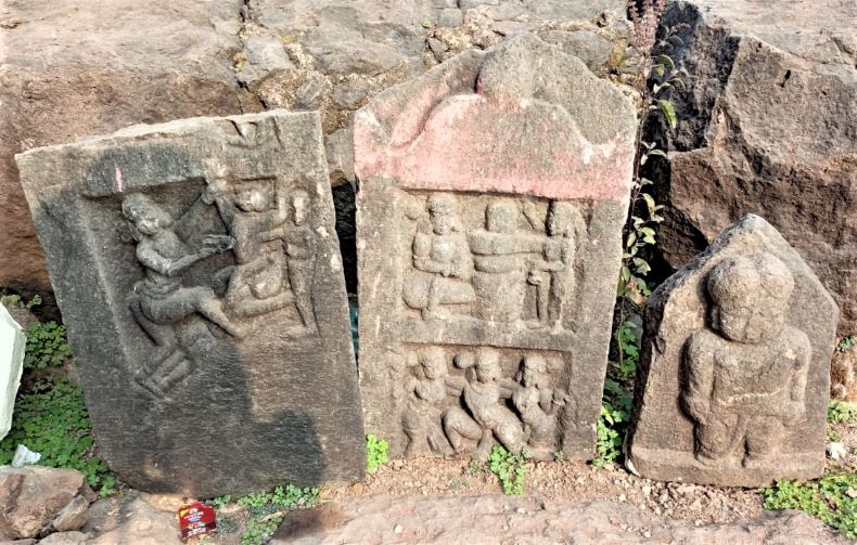 Vīragaḷas (Hero stones)