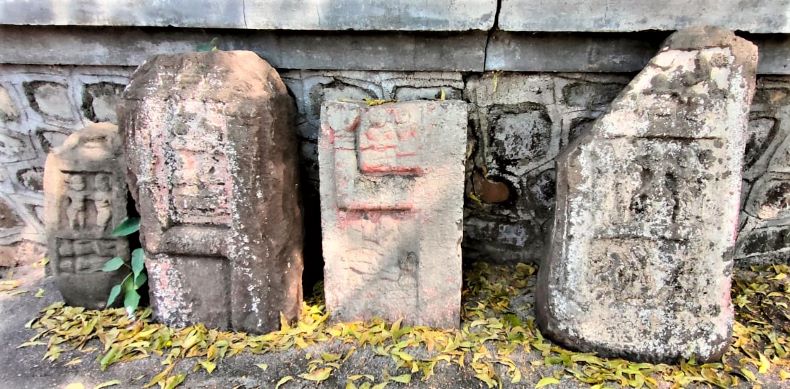 Satīśiḷās, near Somanātha temple.