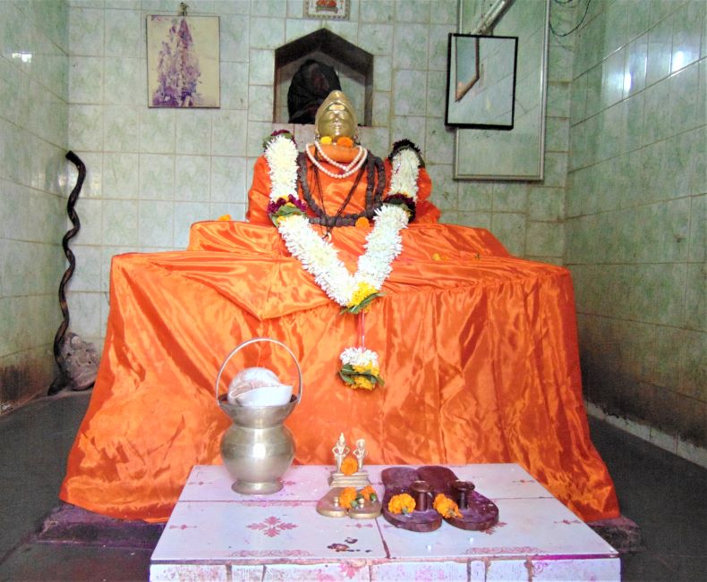 A gravestone (turabata)