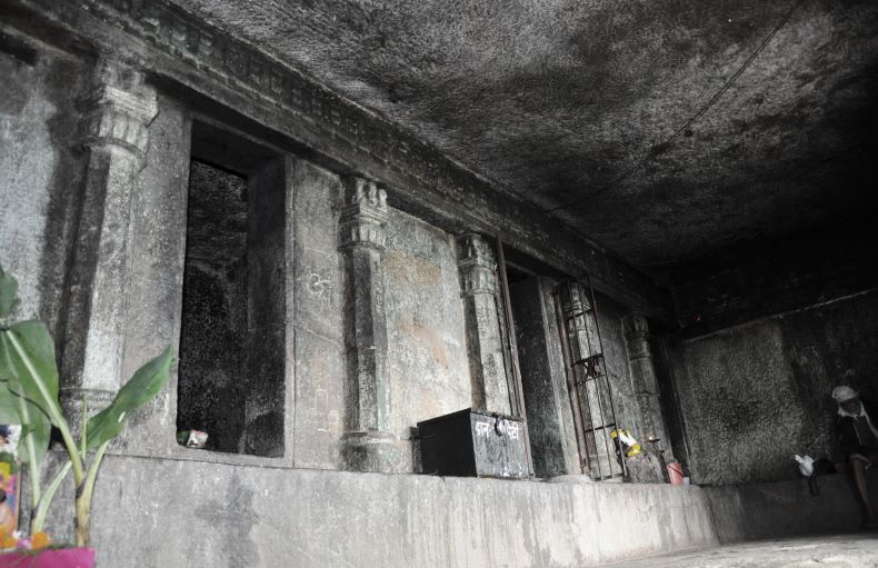 A Śiva liṅga is installed in one of the caves.