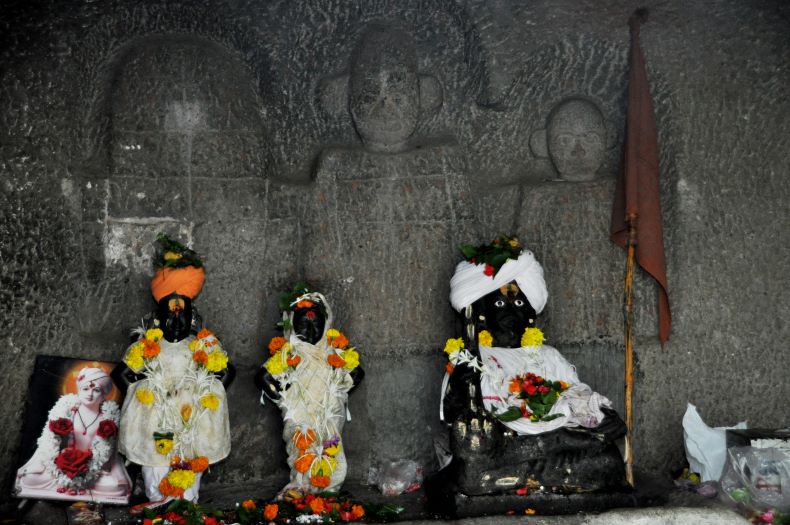 A cave occupied by Vārakarīs.