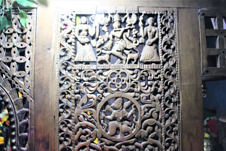 A wooden carving of Veṇugopāḷa, gopīs or cāmaradhāriṇīs and Garuḍa.