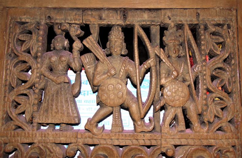 Wooden carvings of Rāma, Lakṣmaṇa and Sītā.
