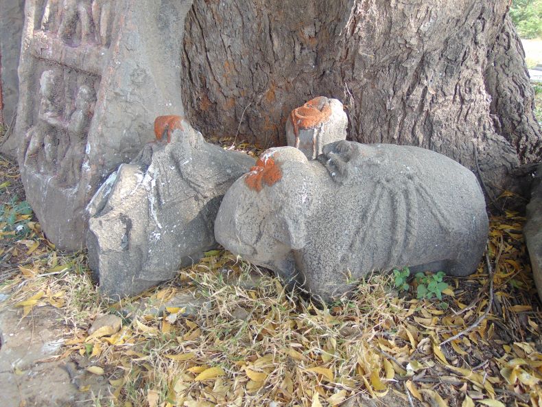 Fragmentary sculptures of an elephant and a horse rider.