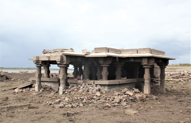 Saraḍeśvara temple.