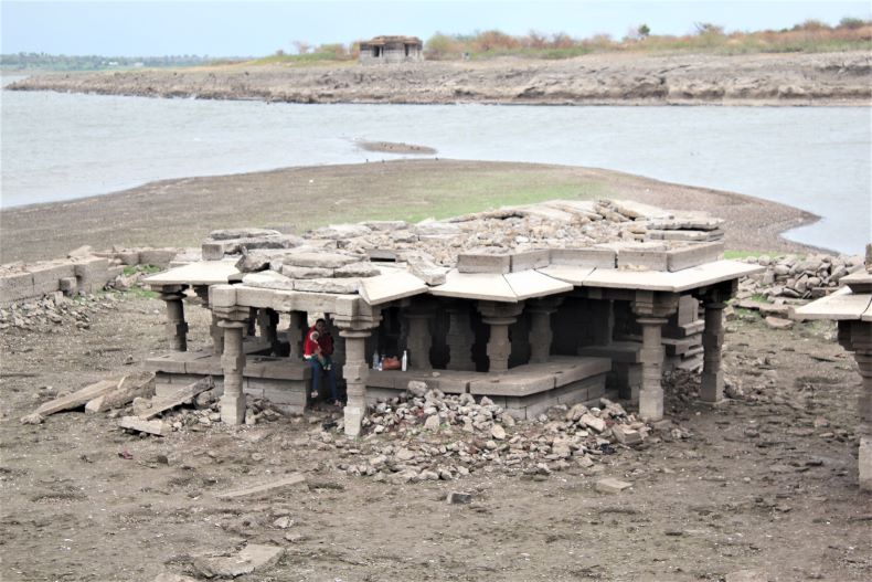 A general view of Saraḍeśvara temple with the backwater of Ujani dam behind.