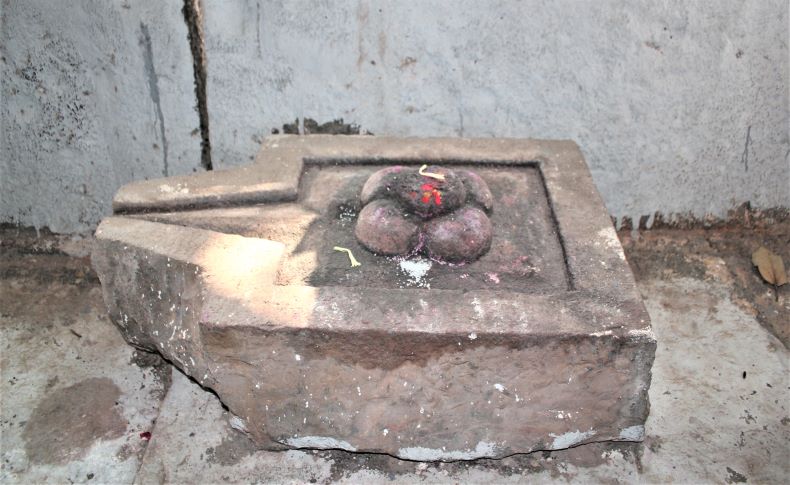 A śivaliṅga with a five liṅgas.