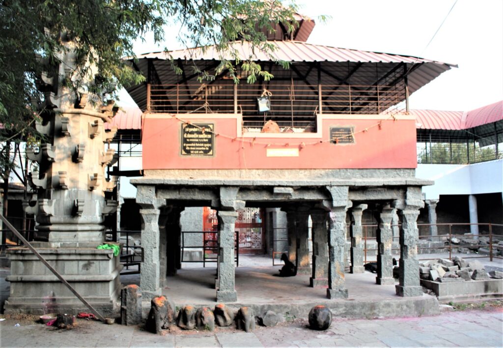 A maṇḍapa with stone pillars.