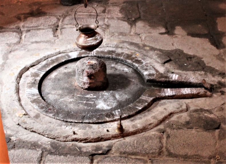 a śivalinga in the garbhagṛiha.