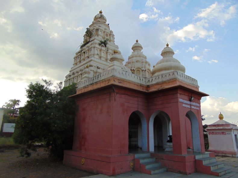 Another view of the Viṣṇu Mahāballāḷeśvara Mahādeva temple