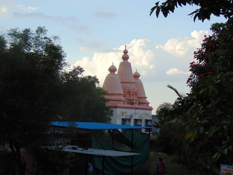 The temples of Viṣṇu, Rāma and Rāmeśvara