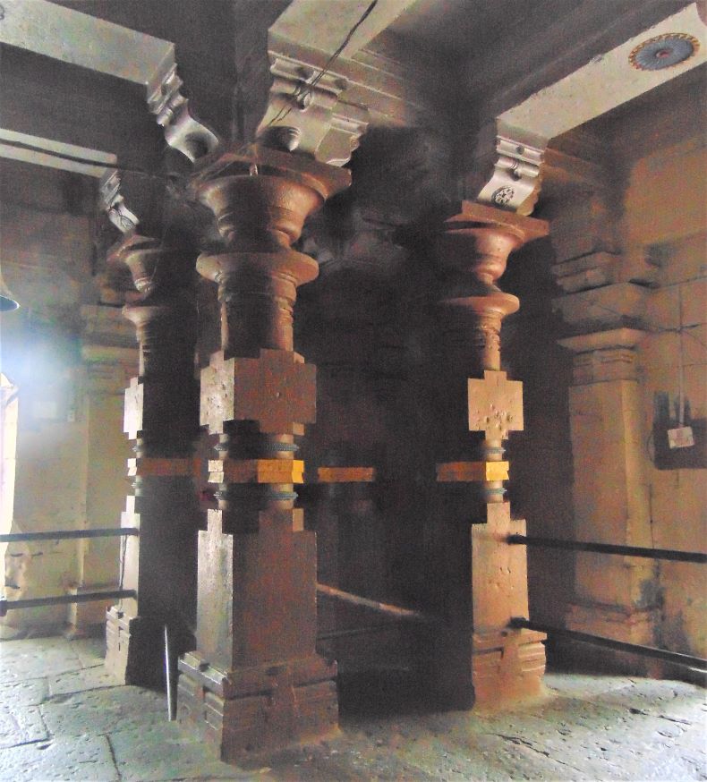 A catuṣkīs of four pillars.