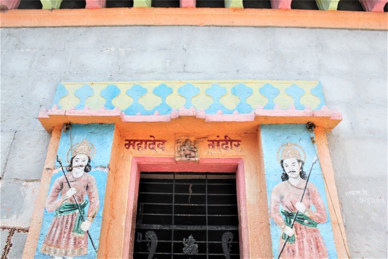 An entrance to the gūḍhamaṇḍapa.