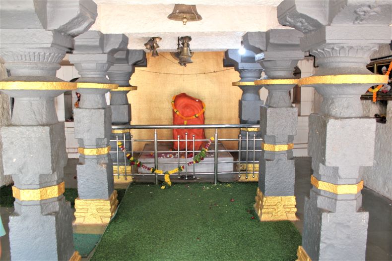 The sabhāmaṇḍapa of the Rokaḍobā temple.