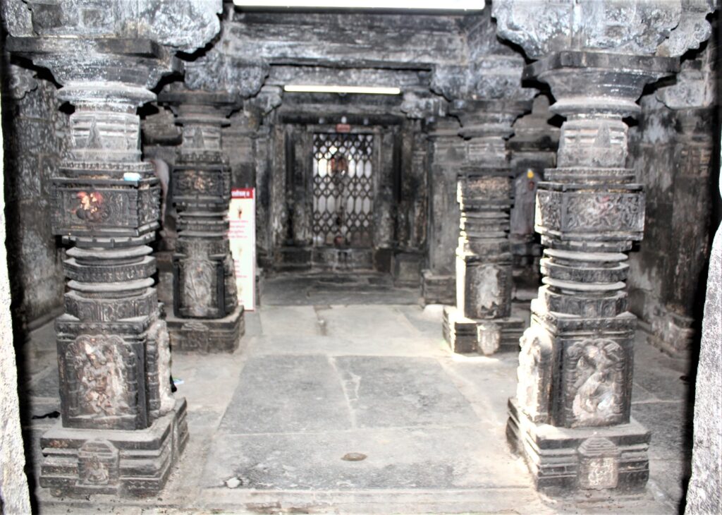 The gūḍhamaṇḍapa