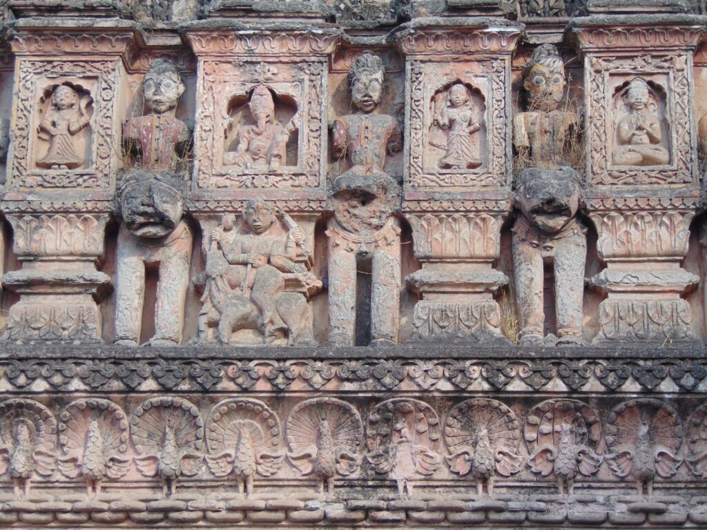 Images on the śikhara.