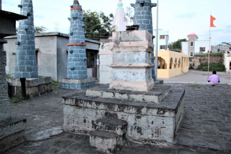 A tulasī vriṅdāvana.