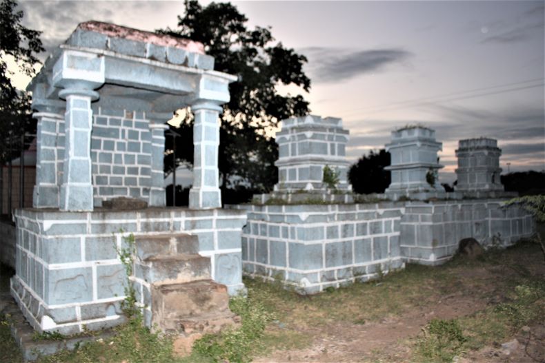 The samādhī of Maratha Sardār Jivaji Subhanji Rananavare.