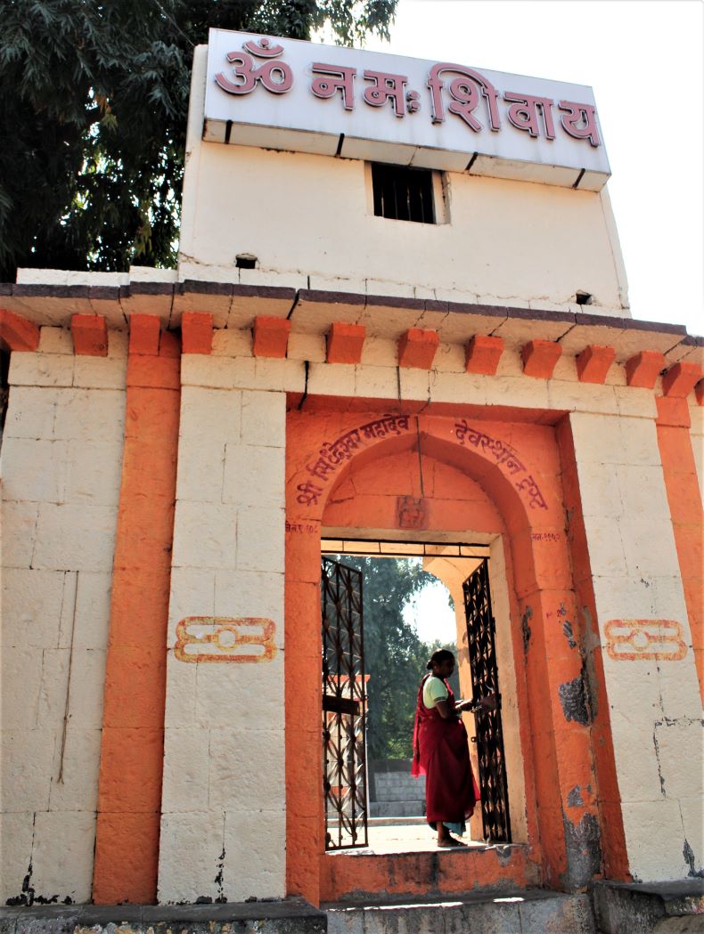 The main entrance to the fencing wall of the temple.