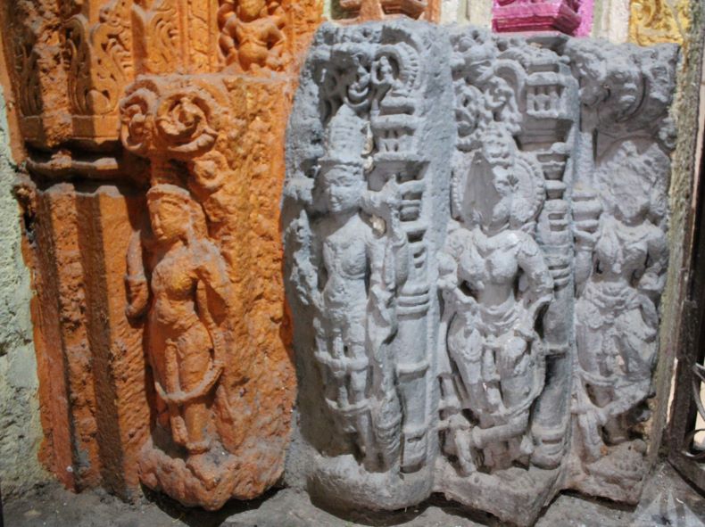 Sculptures of Nidhī, Śaiva dwārapāla, Cāmaradhāriṇīs and Gaṅgā-Yamunā on the peḍyā.