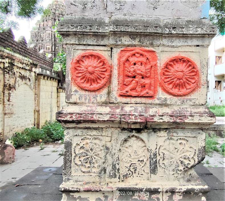 Gaṇḍabheruṇḍa and floral motifs