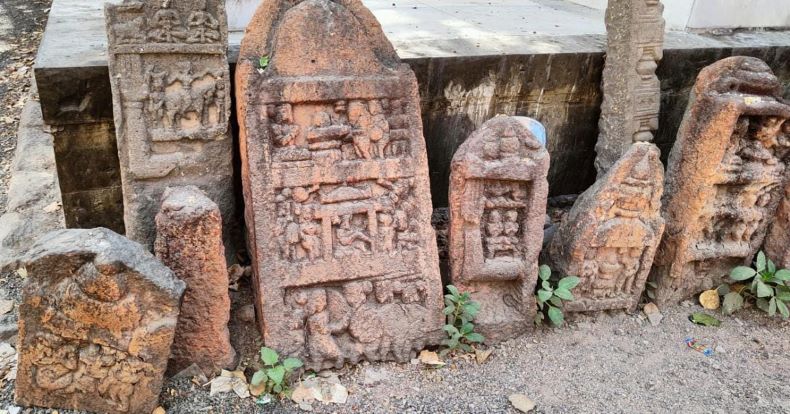 Satī and hero stones.