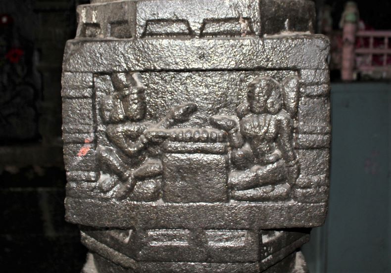 Śiva and Pārvatī playing sāripāṭa (Cousara – a game of dice).