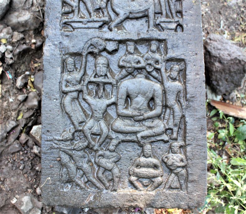 A severed head hero sitting in ardhapadmāsana and dhyānamudrā.
