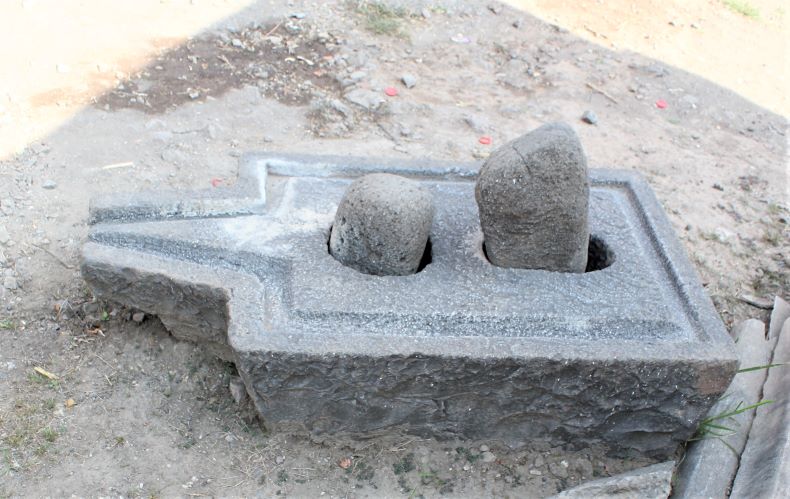 A śivaliṅga is outside of the ruined temple.