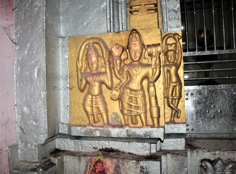 Nidhī, śaiva dwārapāla, and cauri-bearer are carved on the peḍyā.