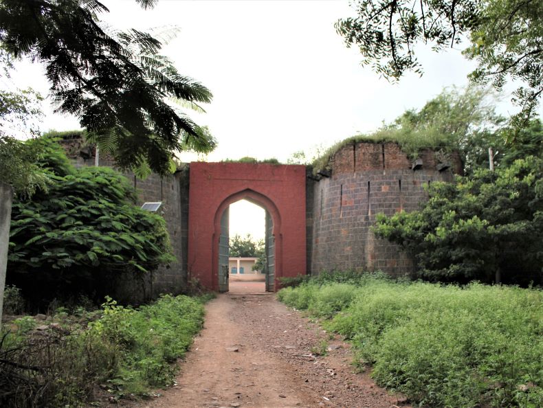 The Vāḍā (palace).