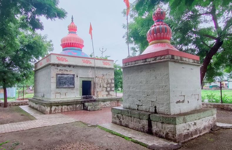 Temples of Kāla Mārutī and Gaṇapatī.