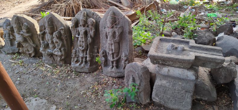 Some loose images have been kept on the south side of the Ādaleśvar temple.